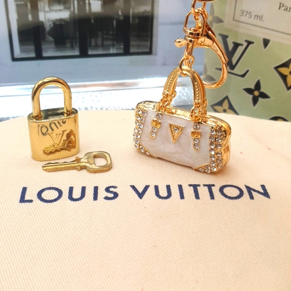 Auth 💜Louis Vuitton #320 lock& key 🔐W/ NEW Bling fashion bag charm. - Picture 1 of 7